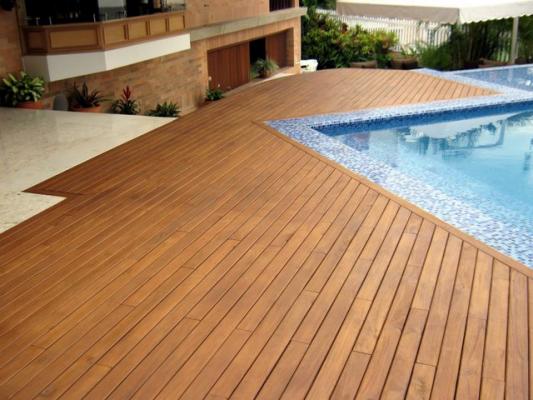 Piscina en tarima tropical