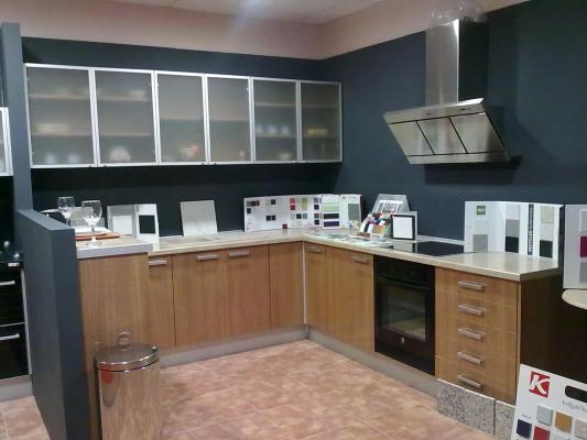 cocina en angulo con vitrinas