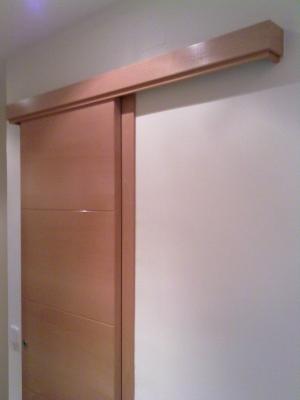Puerta corredera deslizante en haya barnizada natural ( sin nudillos )