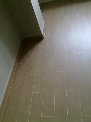 Suelo porcelánico simulando madera