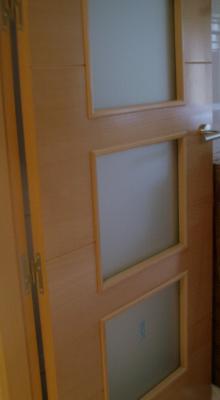 Puerta vidriera en haya barnizada natural ( sin nudillos )