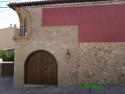 Detalle de balcón en piedra Villamayor