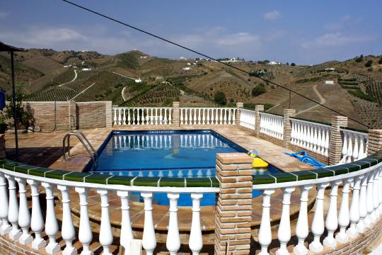 Piscina con bordes de peldaños rústicos