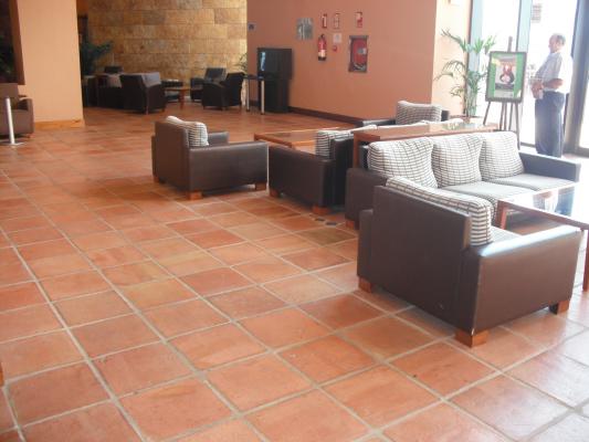 Salón de Hotel con losas 40x40 tratadas