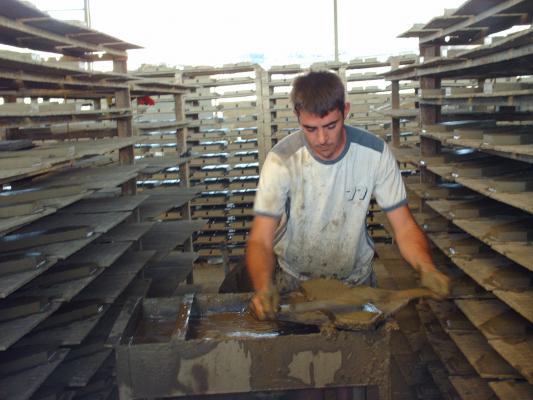 Trabajador fabricando una baldosa