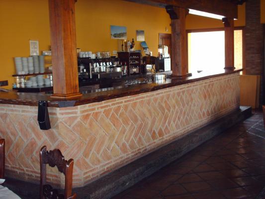 Barra de un Restaurante de ladrillos rústicos artesanles