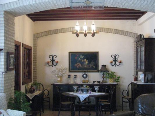 Salón comedor rústico.