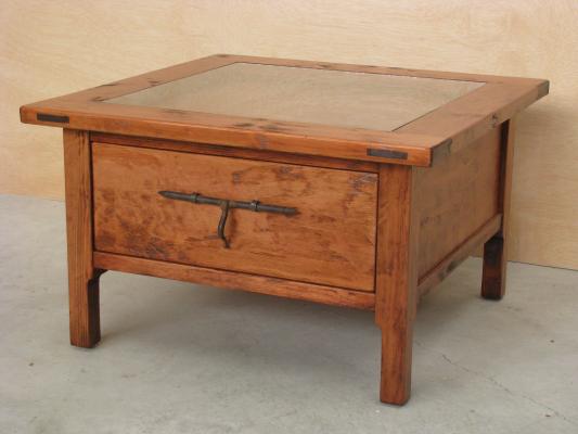 Mesa de centro rústica, tapa con cristal.