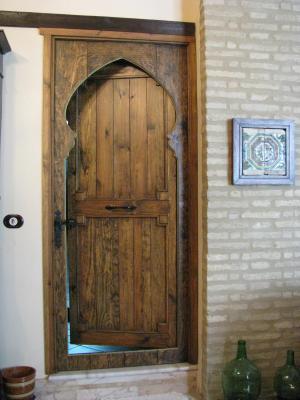 Puerta rústica de estilo árabe