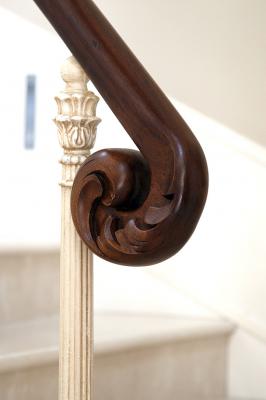 Detalle de escalera tallada a mano