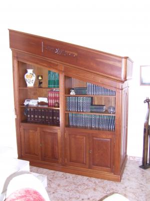 LIBRERÍA CEREZO A MEDIDA BAJO ESCALERA