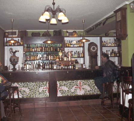 barra de bar realizada con mosaico trencadis