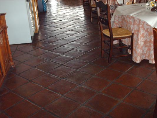 Losas de 30x30 tratadas en restaurante