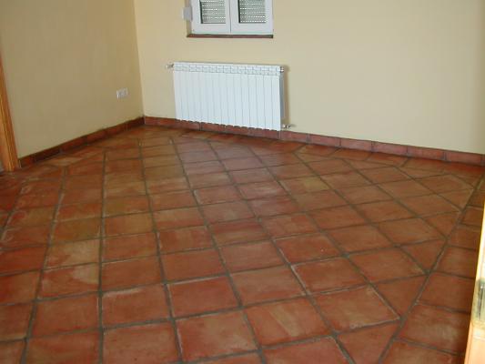 Baldosas de 30x30 tratadas en un dormitorio