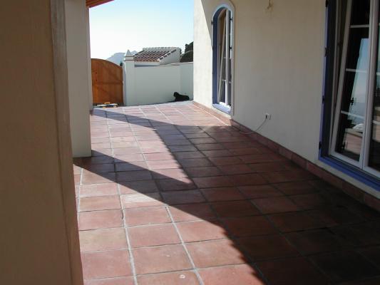 Pasillo de baldosas de barro tratadas