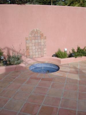 Fuente de baldosas de barro al exterior
