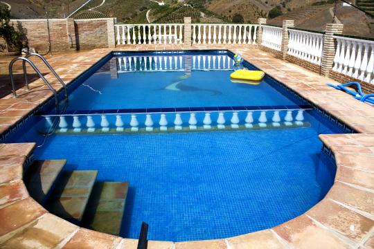 Piscina rústicas con peldaños de reborde