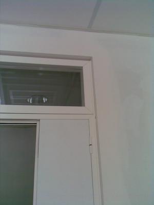 Puerta con montante vidriero