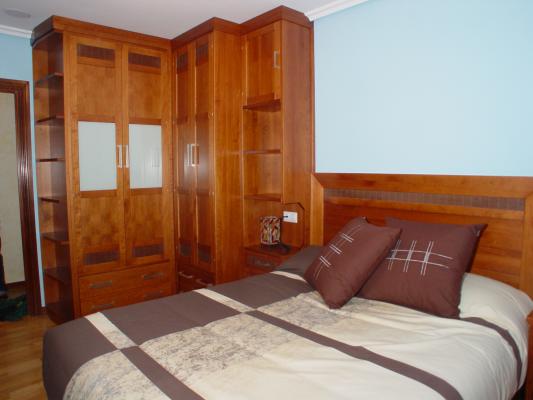 Dormitorio en pino macizo a medida