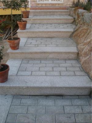 escaleras granito aserrado 3ctm solado de rectangulos