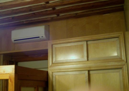 Armario con maletero en madera de arce integrado con frente panelado de arce