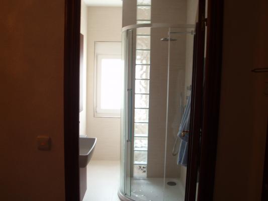 PROYECTO EN BAÑO ESTRECHO OCULTANDO INODORO