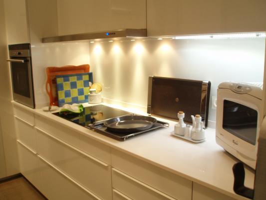 DETALLE DE COCINA, ILUMINACIÓN Y TIRADORES