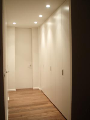 DETALLE DE VESTIDOR, PUERTAS E ILUMINACIÓN