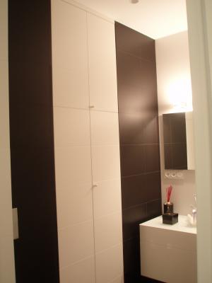 BAÑO DORMITORIO MODULO BLANCO A LINEA DE ALICATADO