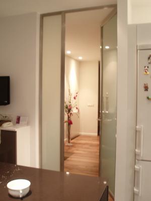 DETALLE DE VIDRIO RELACIÓN COCINA HALL