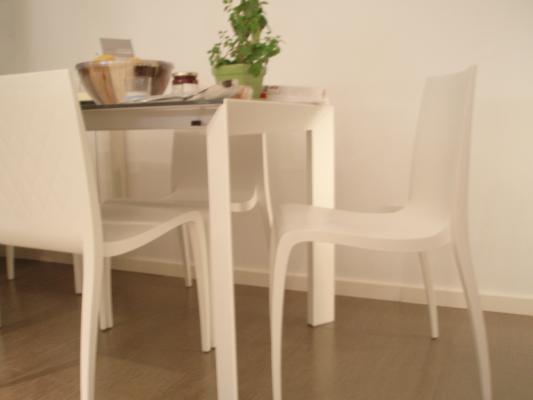 DETALLE DE LA MESA Y SILLERIA
