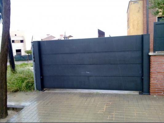 Puerta automática batiente