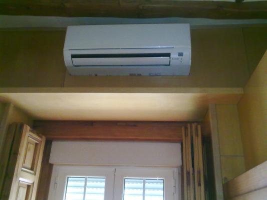 Split Aire acondicionado Bomba de calor Sistema INVERTER  integrado con el revestimiento de la pared