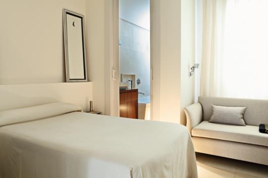 dormitorio con baño