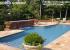 piscina con pared lateral elevada