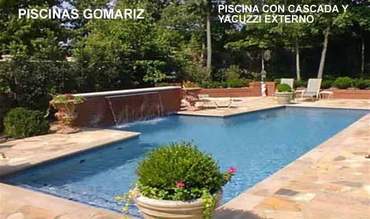 piscina con pared lateral elevada