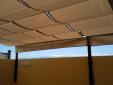 Toldo de guías con estructura en color marrón.