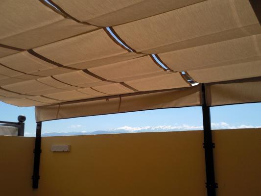 Toldo de guías con estructura en color marrón.