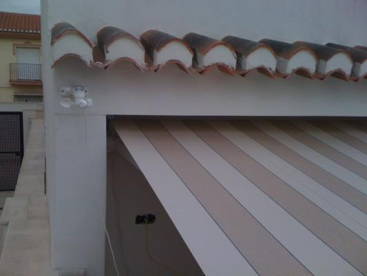 Toldo extensible motorizado con veleta.