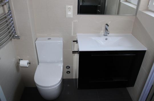 baño gris con crema 2