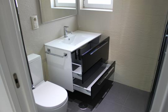 baño gris con crema 1