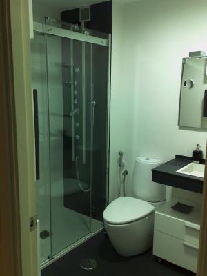 baño blanco con negro