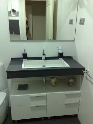 baño blanco con negro