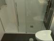 baño blanco con negro