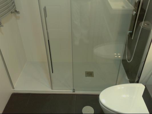 baño blanco con negro