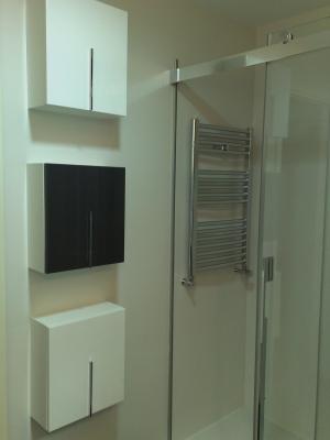 baño blanco con negro