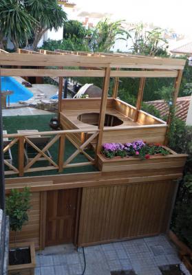 Pérgola con jacuzzi y garaje