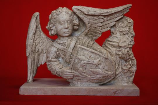 angel con escudo