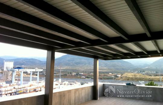 Pergola en blanco y wengue