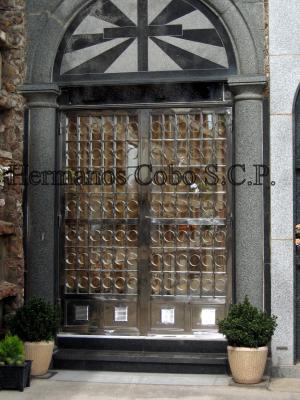 Puerta panteón inox.